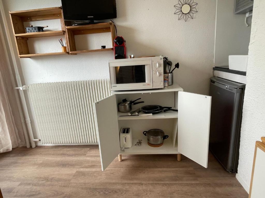 Studio renove avec acces direct aux pistes et la Croisette au coeur des Menuires appartement pied des pistes 12