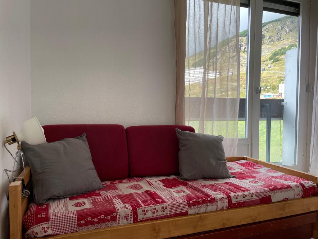 Studio renove avec acces direct aux pistes et la Croisette au coeur des Menuires appartement pied des pistes 13