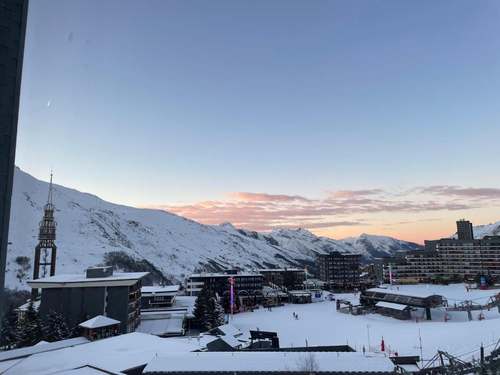 Studio renove avec acces direct aux pistes et la Croisette au coeur des Menuires appartement pied des pistes 19