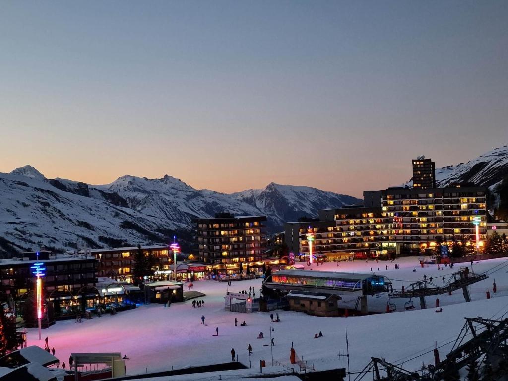 Studio renove avec acces direct aux pistes et la Croisette au coeur des Menuires appartement pied des pistes 9
