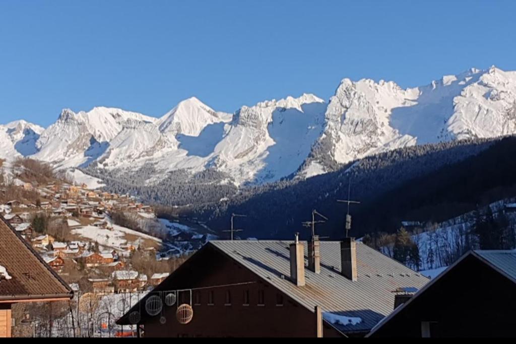 Studio with balcony in the center of the village appartement pied des pistes 10