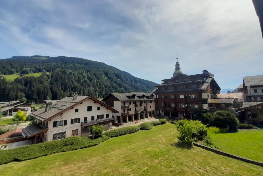Studio with balcony in the center of the village appartement pied des pistes 7