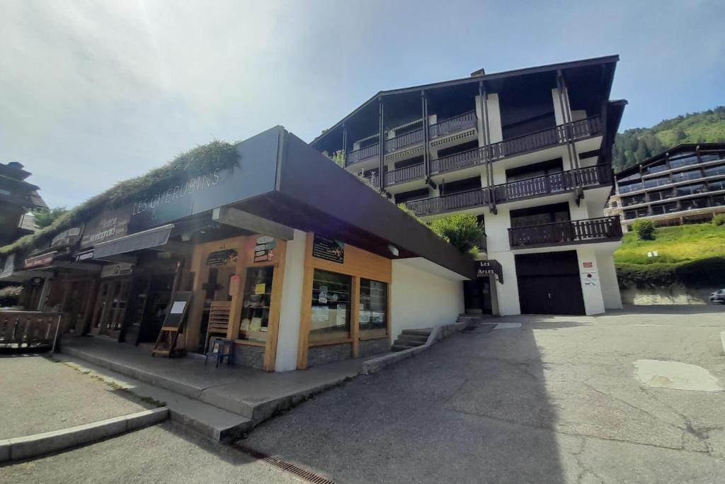 Studio with balcony in the center of the village appartement pied des pistes 9
