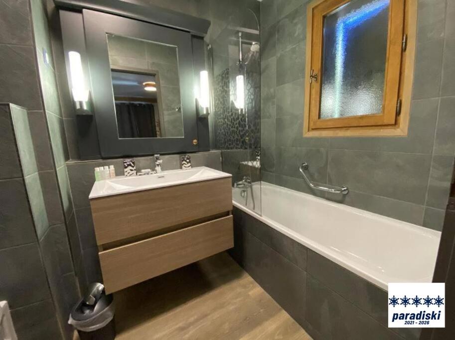 Stylish ski in ski out 3 bed apartment Arc 1950 appartement pied des pistes 2