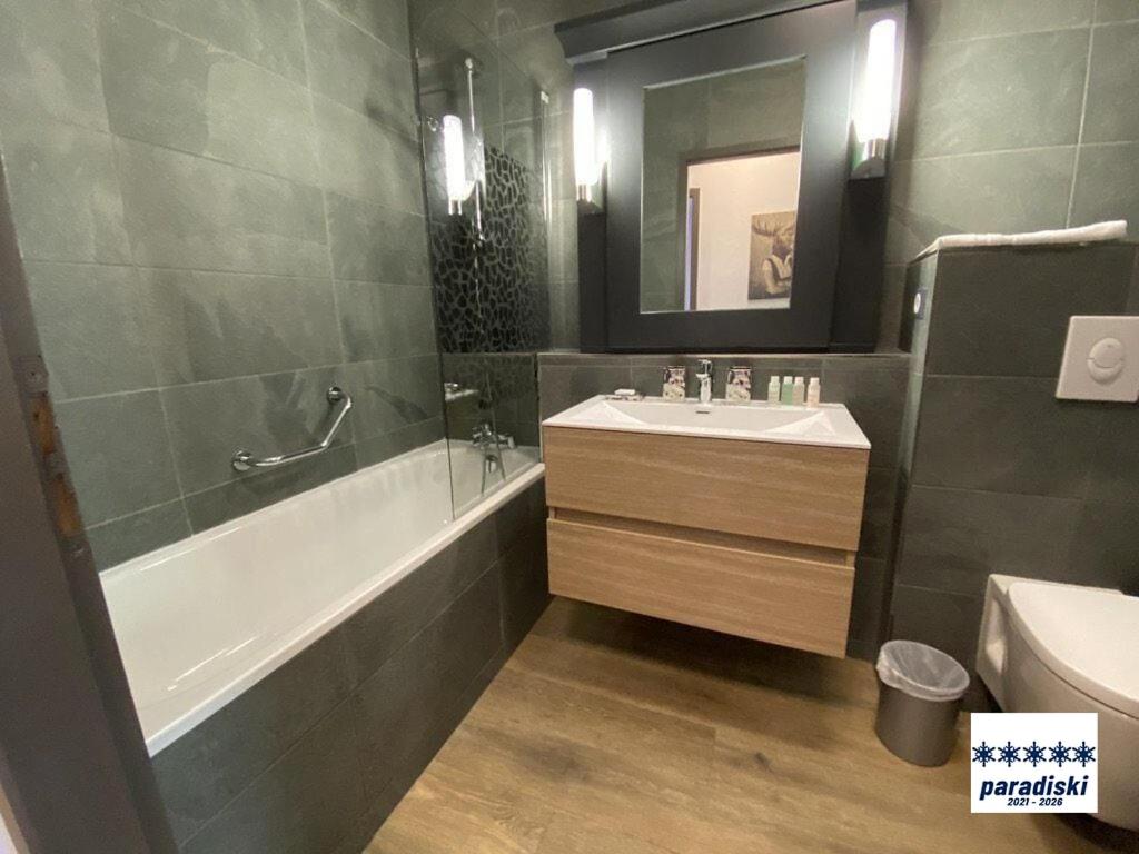 Stylish ski in ski out 3 bed apartment Arc 1950 appartement pied des pistes 6