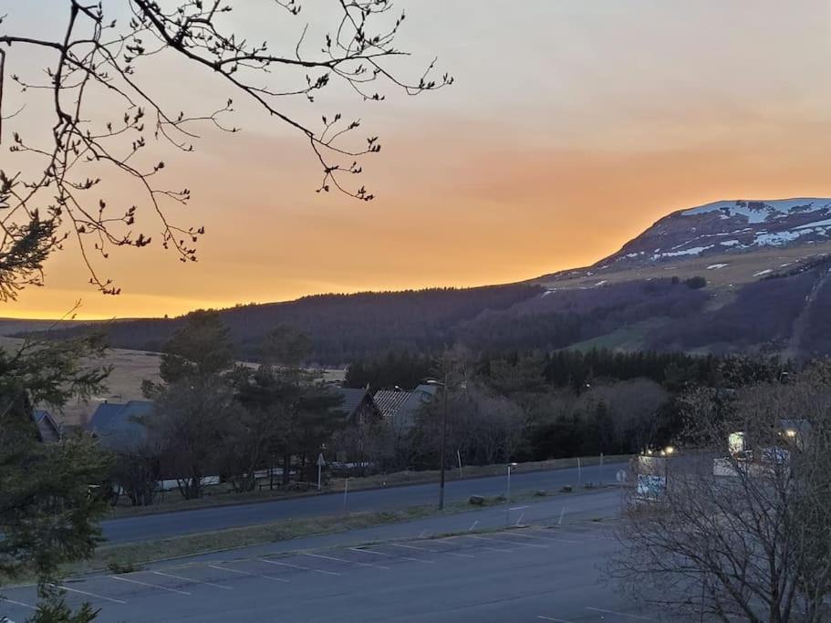Super Besse 56 pers. Vue sur les monts du cantal appartement pied des pistes 15