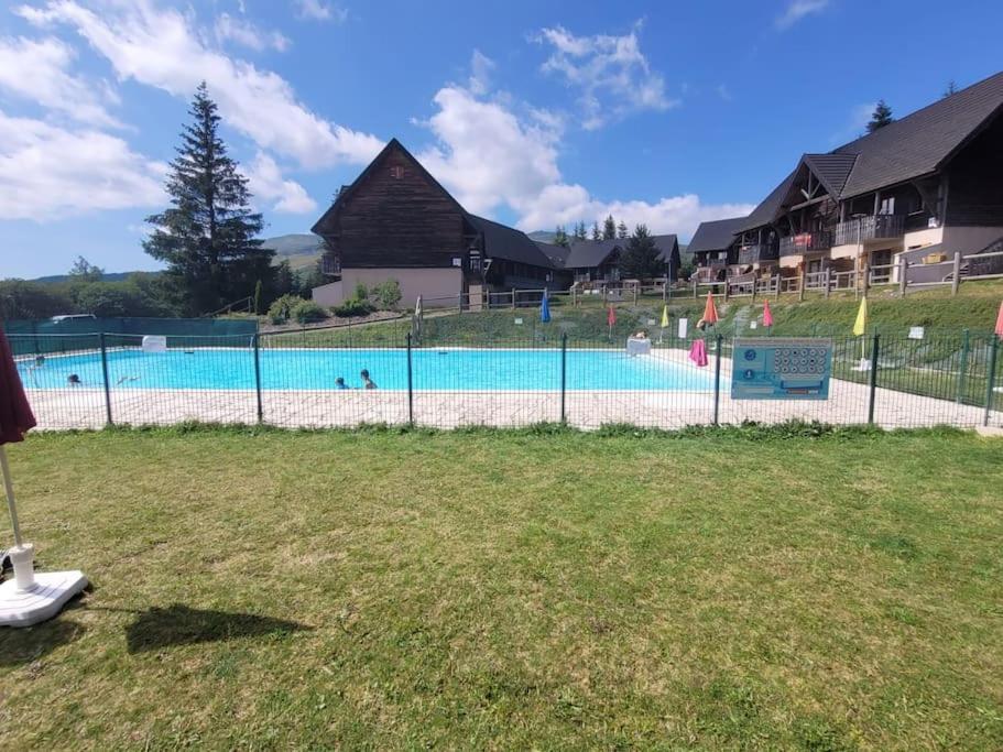 Super Besse 56 pers. Vue sur les monts du cantal appartement pied des pistes 3
