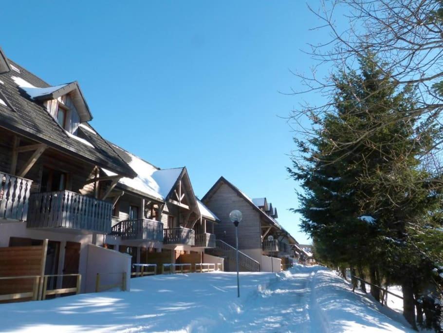 Super Besse 56 pers. Vue sur les monts du cantal appartement pied des pistes 8