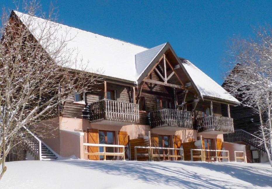 Super Besse 56 pers. Vue sur les monts du cantal appartement pied des pistes
