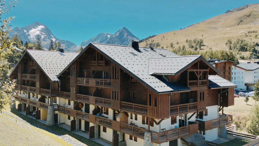 T2 Meuble Tourisme 3 etoiles pied des pistes parking prive avec balcon et superbe vue appartement pied des pistes 4