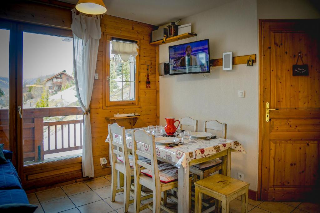 T2 Meuble Tourisme 3 etoiles pied des pistes parking prive avec balcon et superbe vue appartement pied des pistes 6