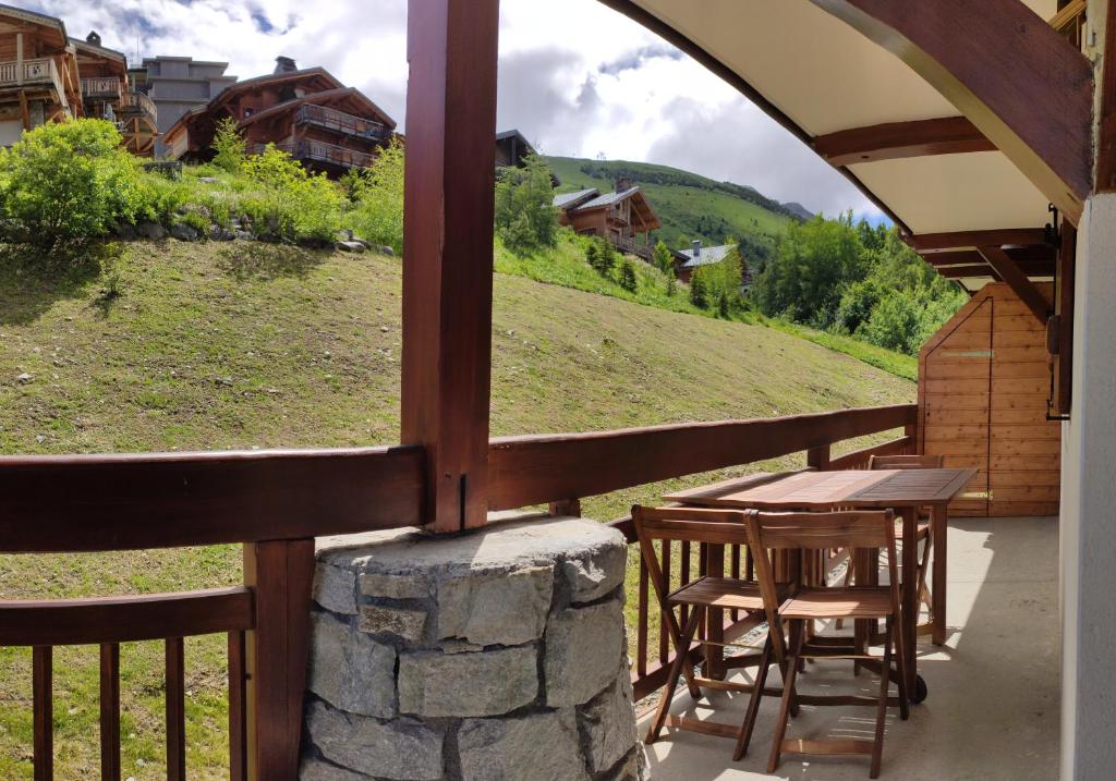 T2 Meuble Tourisme 3 etoiles pied des pistes parking prive avec balcon et superbe vue appartement pied des pistes 7