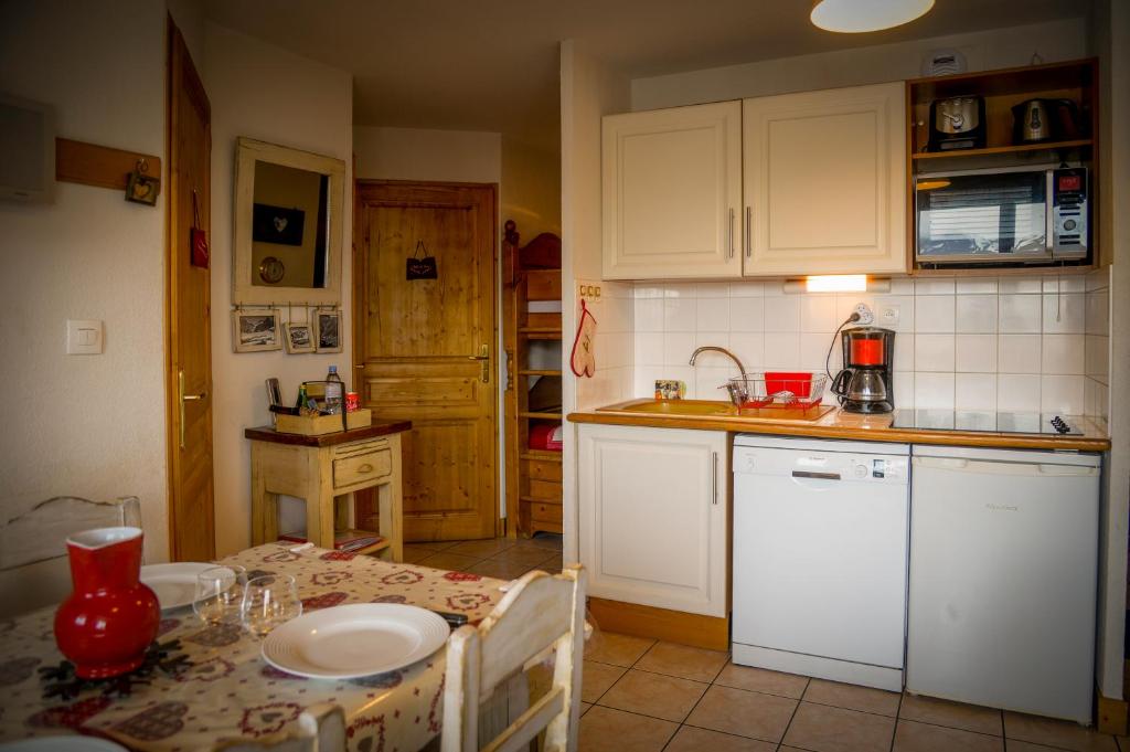 T2 Meuble Tourisme 3 etoiles pied des pistes parking prive avec balcon et superbe vue appartement pied des pistes 9