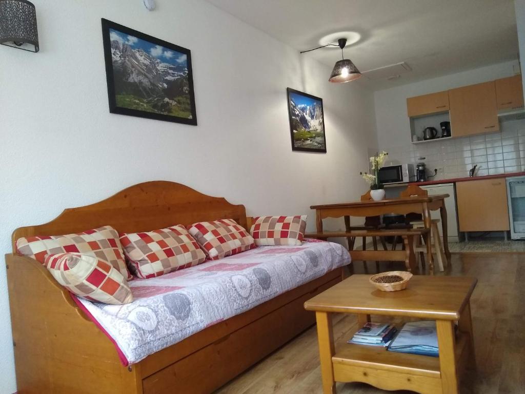 T2 RESIDENCE 3 ETOILES Piscine chauffee Sauna Hammam appartement pied des pistes 4