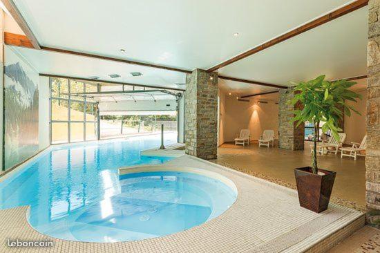 T2 RESIDENCE 3 ETOILES Piscine chauffee Sauna Hammam appartement pied des pistes