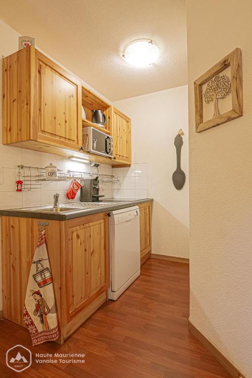 VALFREJUS Appartement LErable Les Chalets de Florence 2 Chaleureux et fonctionnel plein centre a cote des telecabines 4 a 7 pers appartement pied des pistes 14