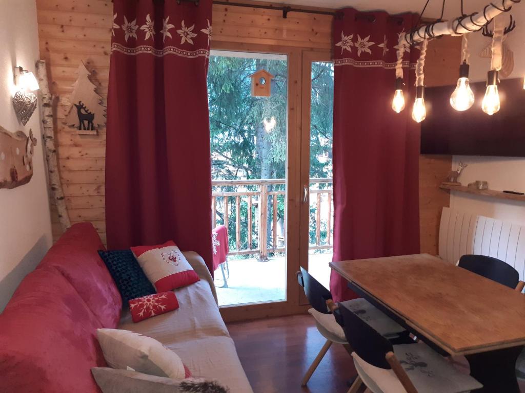 VALFREJUS Appartement LErable Les Chalets de Florence 2 Chaleureux et fonctionnel plein centre a cote des telecabines 4 a 7 pers appartement pied des pistes 3