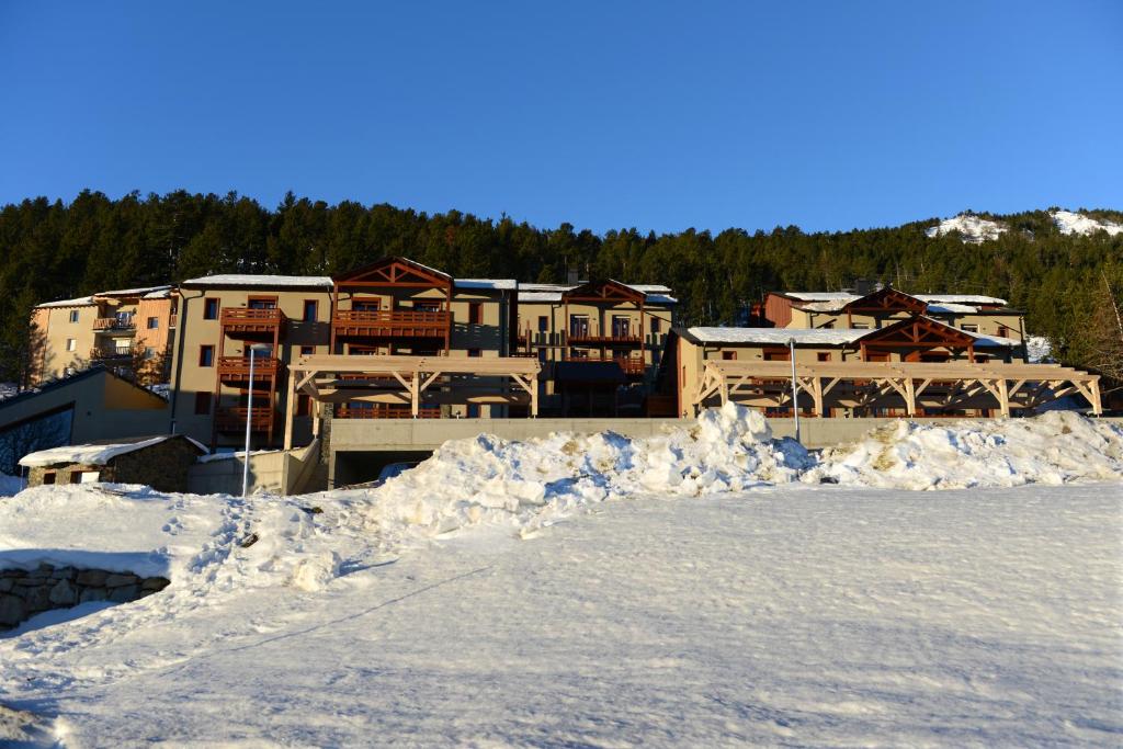 Vacanceole Les Chalets de lIsard hotel pied des pistes 10