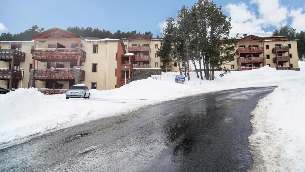 Vacanceole Les Chalets de lIsard hotel pied des pistes 11