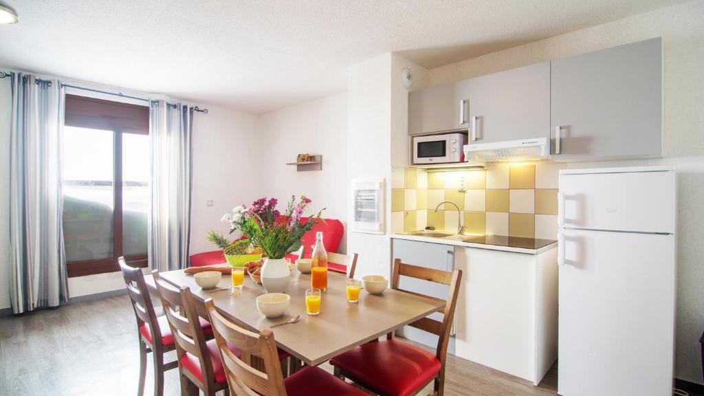 Vacanceole Les Chalets de lIsard hotel pied des pistes 12
