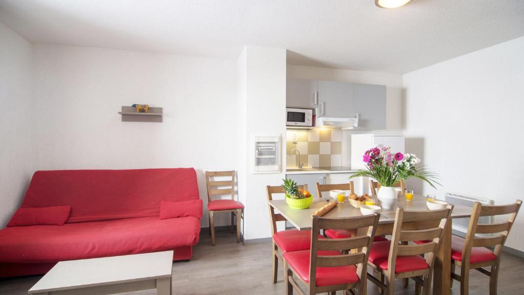 Vacanceole Les Chalets de lIsard hotel pied des pistes 13