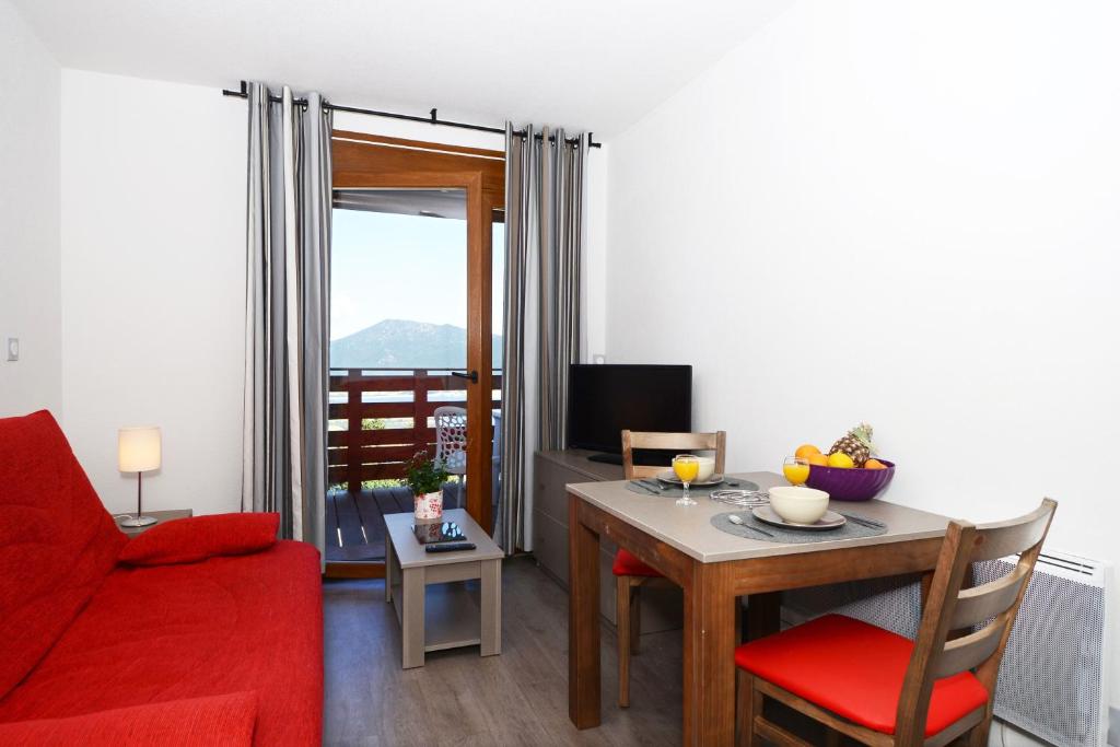 Vacanceole Les Chalets de lIsard hotel pied des pistes 16