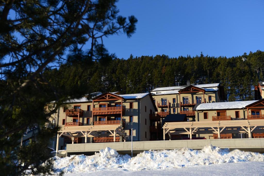 Vacanceole Les Chalets de lIsard hotel pied des pistes 5
