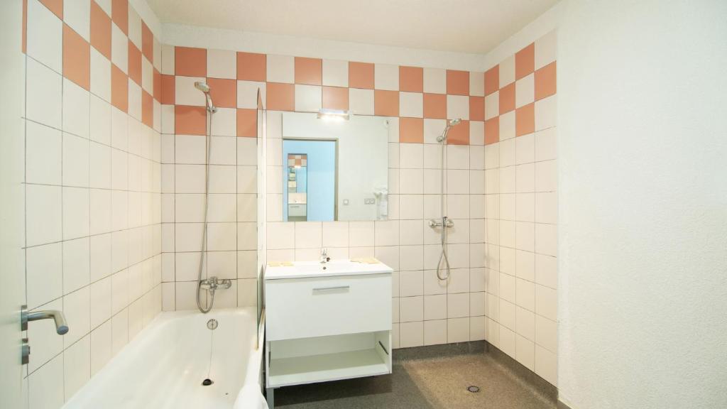 Vacanceole Les Chalets de lIsard hotel pied des pistes 7