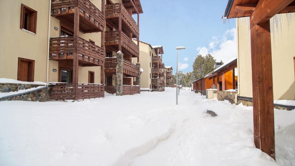 Vacanceole Les Chalets de lIsard hotel pied des pistes 9