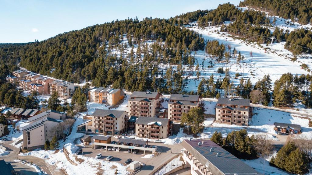 Vacanceole Les Chalets de lIsard hotel pied des pistes