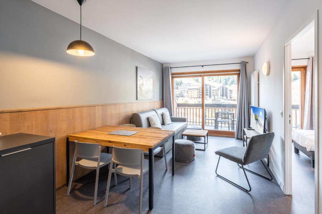 Vacanceole Les Ecrins dAuris hotel pied des pistes 10