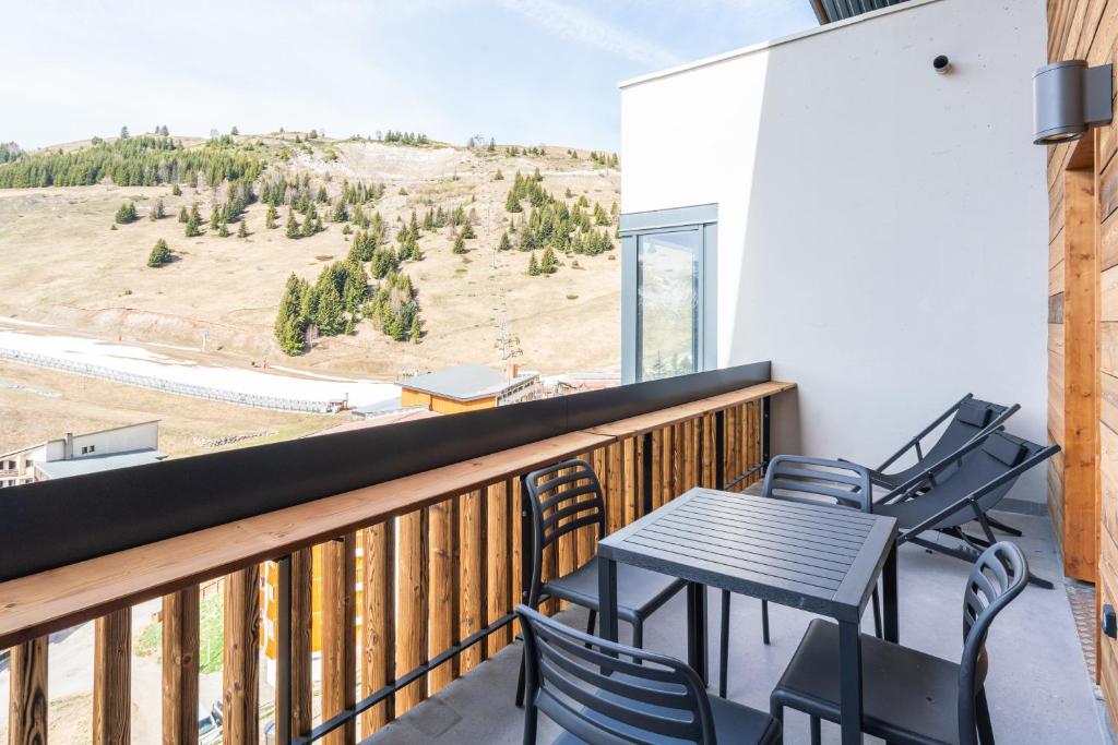Vacanceole Les Ecrins dAuris hotel pied des pistes 13