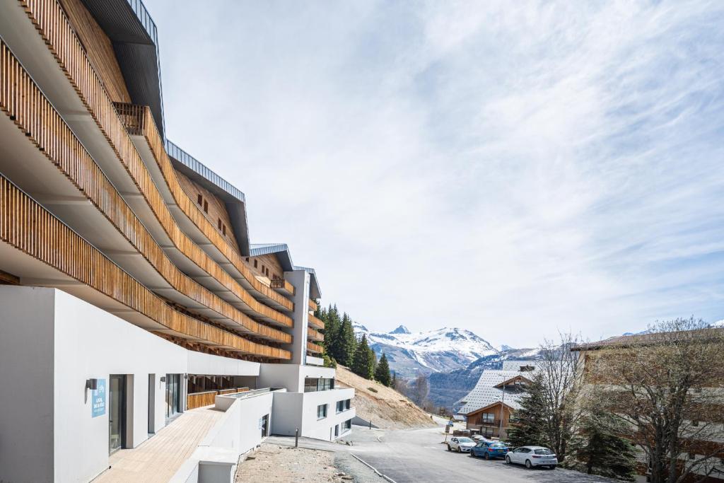 Vacanceole Les Ecrins dAuris hotel pied des pistes 4