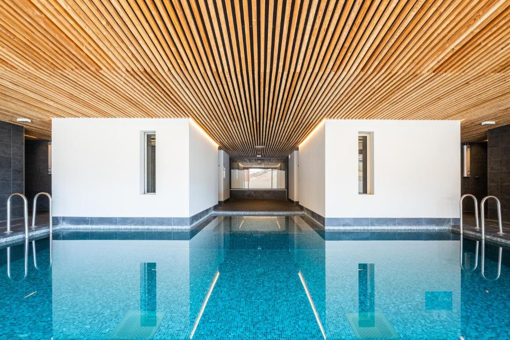 Vacanceole Les Ecrins dAuris hotel pied des pistes 8