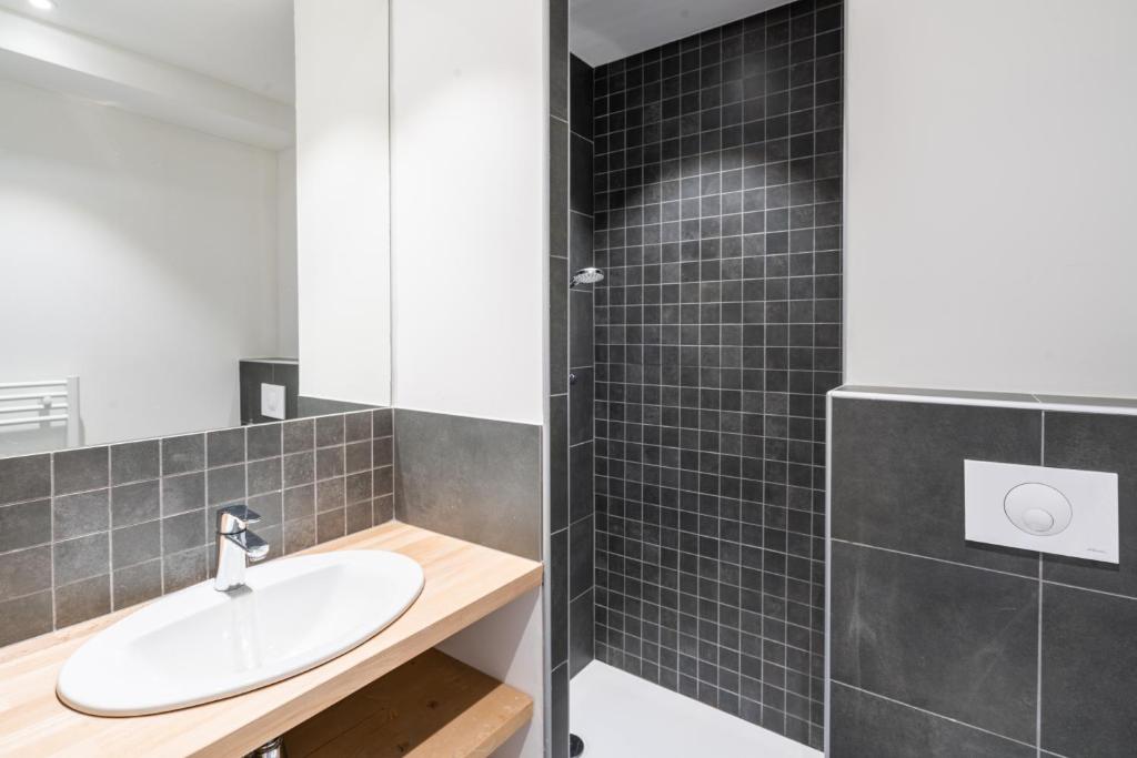 Vacanceole Les Ecrins dAuris hotel pied des pistes 9