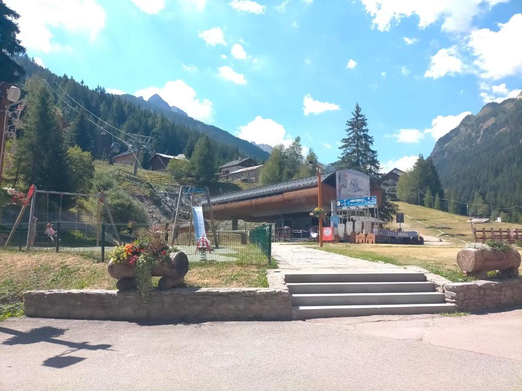 Valfrejus Studio 19m2 cosy 60 m des pistes draps non compris appartement pied des pistes 16