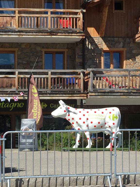 Vue exceptionnelle ALPE D HUEZ appartement pied des pistes 13