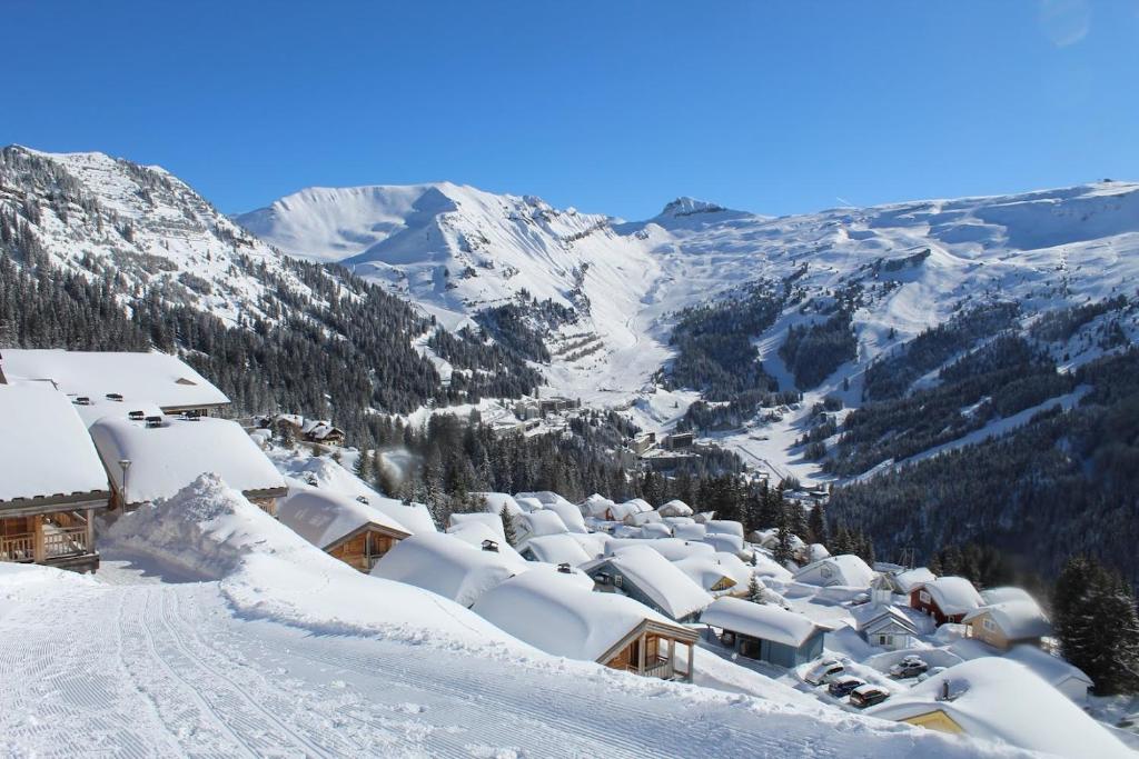 Vue panoramique sur les montagnes plein Sud T2 Skis aux pieds Piscine Spa appartement pied des pistes 19