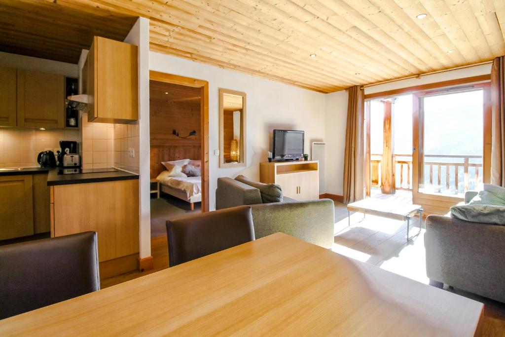 Vue panoramique sur les montagnes plein Sud T2 Skis aux pieds Piscine Spa appartement pied des pistes 4