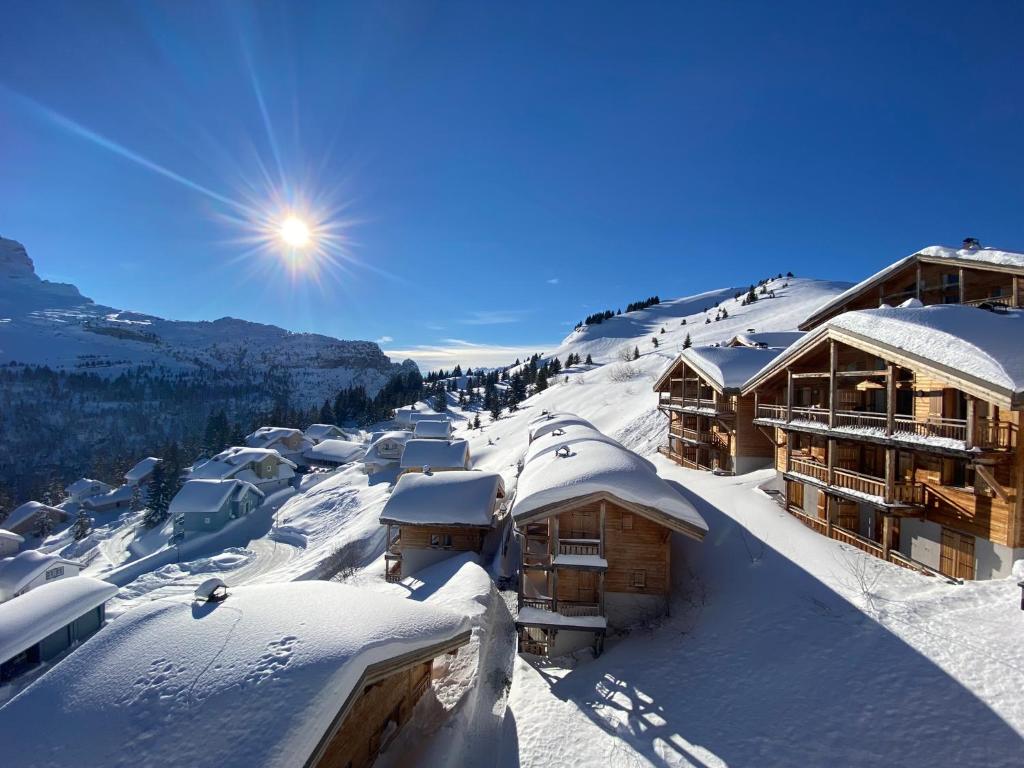 Vue panoramique sur les montagnes plein Sud T2 Skis aux pieds Piscine Spa appartement pied des pistes 6