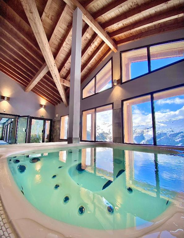 Vue panoramique sur les montagnes plein Sud T2 Skis aux pieds Piscine Spa appartement pied des pistes 9