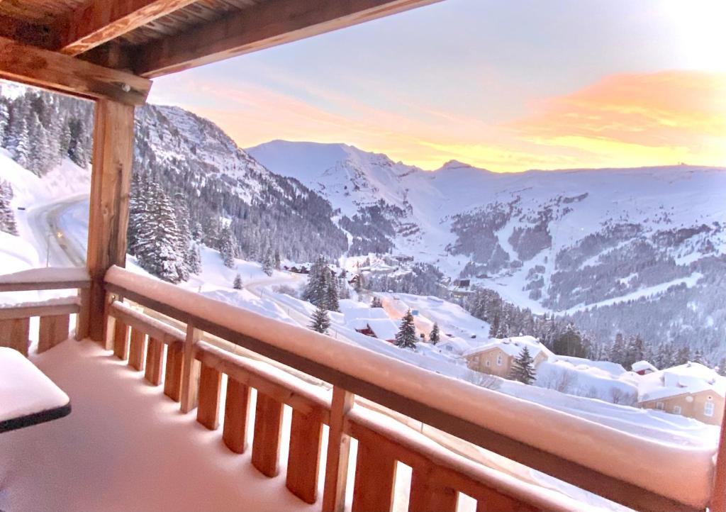 Vue panoramique sur les montagnes plein Sud T2 Skis aux pieds Piscine Spa appartement pied des pistes
