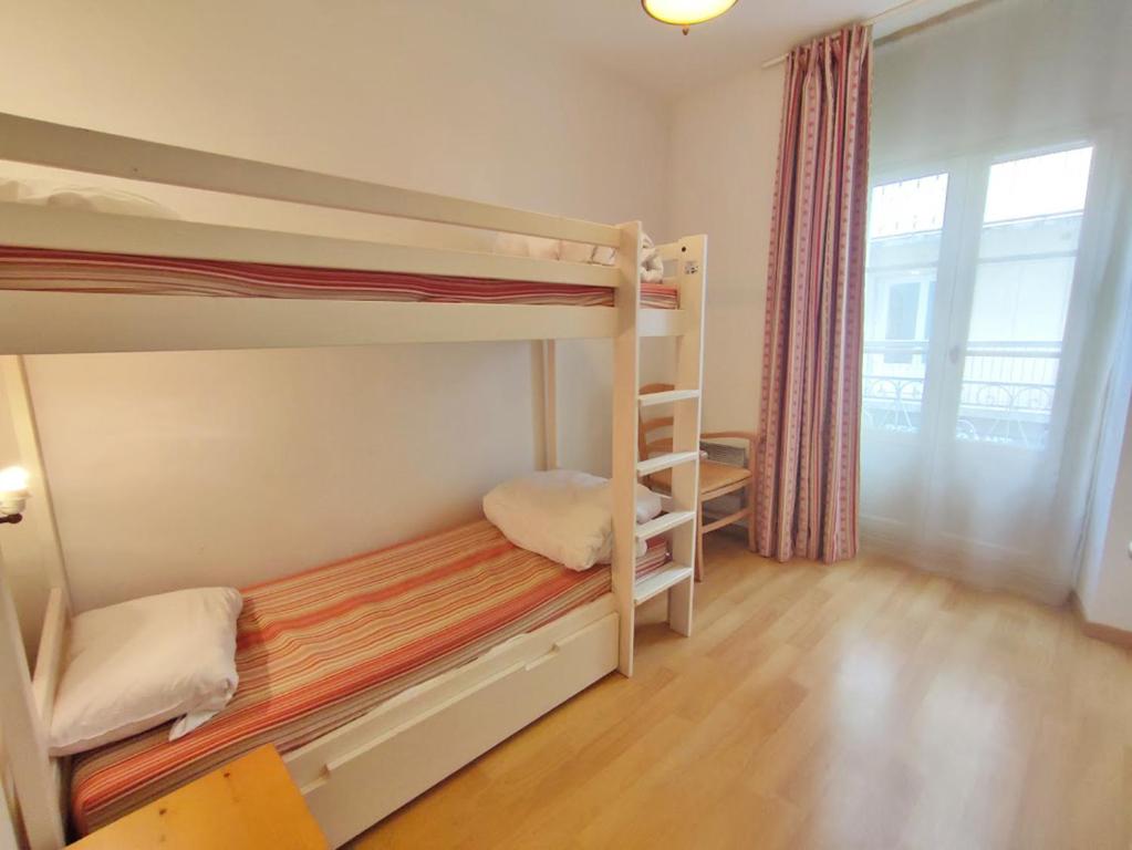 Zenitude T3 centre Luchon wifi casier a skis ascenseur 6 personnes appartement pied des pistes 1