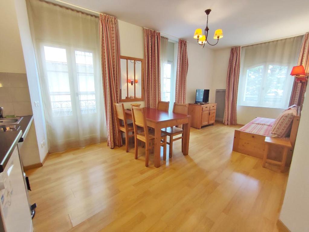 Zenitude T3 centre Luchon wifi casier a skis ascenseur 6 personnes appartement pied des pistes