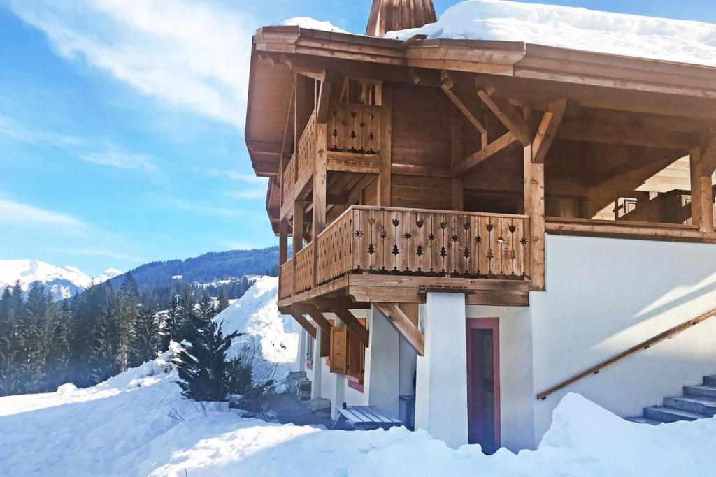 chalet Amitie familial de luxe avec JACUZZI a 150 m des pistes de ski de la Turche Parking prive WIFI fibre cheminee avec bois chalet pied des pistes 1