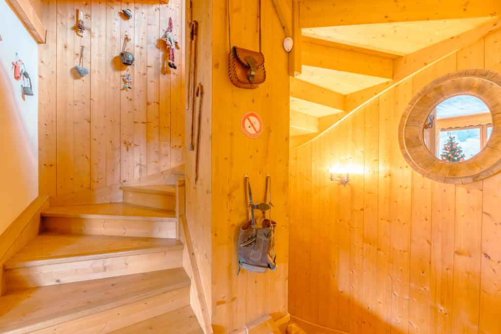 chalet Amitie familial de luxe avec JACUZZI a 150 m des pistes de ski de la Turche Parking prive WIFI fibre cheminee avec bois chalet pied des pistes 10