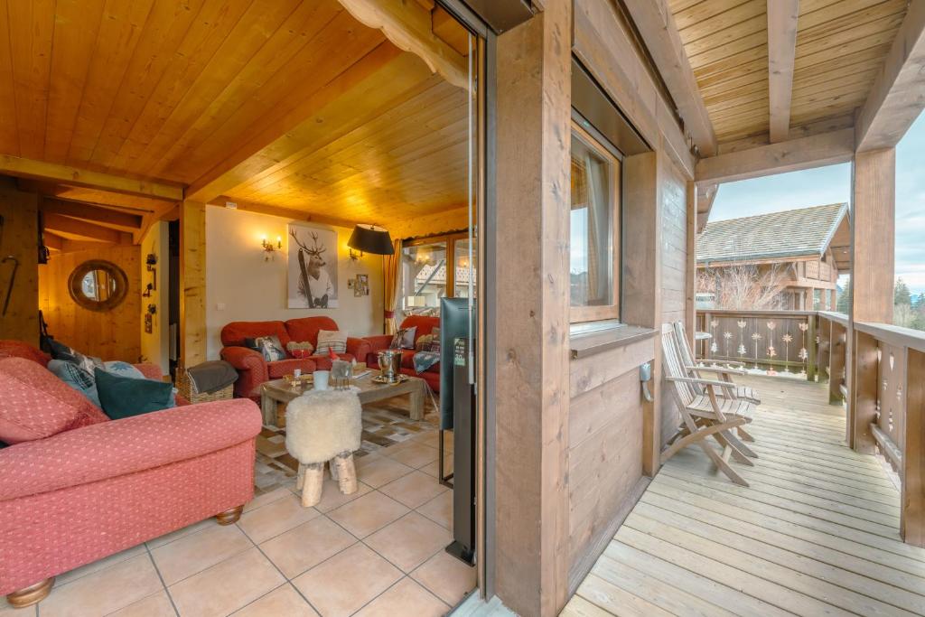 chalet Amitie familial de luxe avec JACUZZI a 150 m des pistes de ski de la Turche Parking prive WIFI fibre cheminee avec bois chalet pied des pistes 12