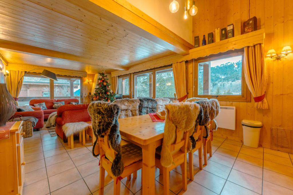 chalet Amitie familial de luxe avec JACUZZI a 150 m des pistes de ski de la Turche Parking prive WIFI fibre cheminee avec bois chalet pied des pistes 13