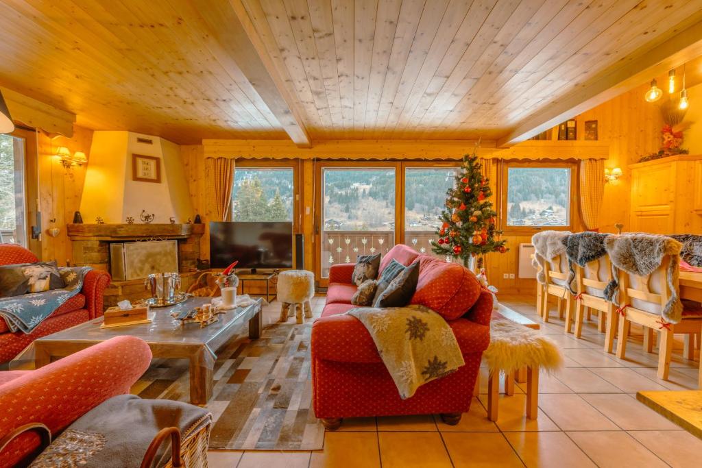 chalet Amitie familial de luxe avec JACUZZI a 150 m des pistes de ski de la Turche Parking prive WIFI fibre cheminee avec bois chalet pied des pistes 15