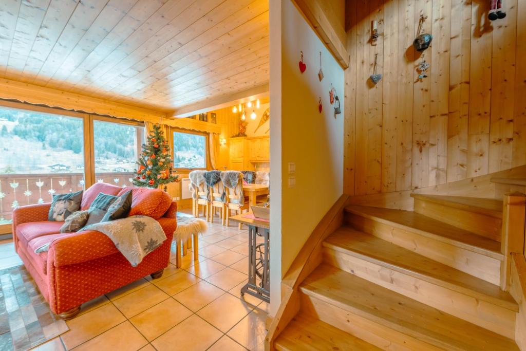 chalet Amitie familial de luxe avec JACUZZI a 150 m des pistes de ski de la Turche Parking prive WIFI fibre cheminee avec bois chalet pied des pistes 16